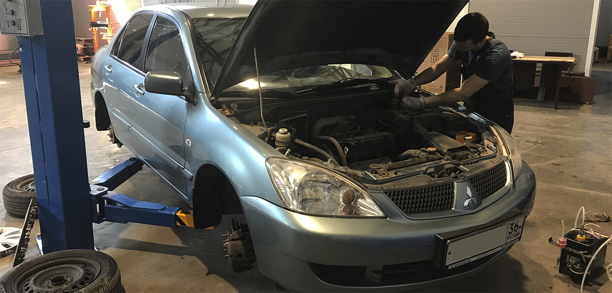 Замена тормозной жидкости Mitsubishi Lancer